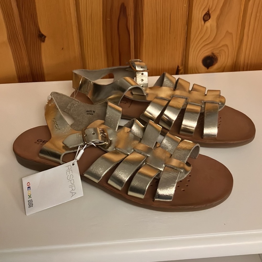 NWT Geox Respira size 39 made in Spain Italian patent gold leather sandals